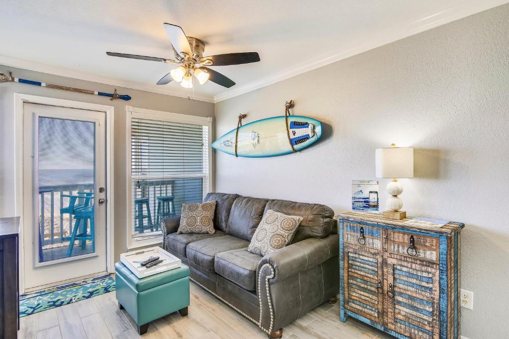 ein Wohnzimmer mit einem Sofa und einem Deckenventilator in der Unterkunft Seascape 2317 Condo in Galveston
