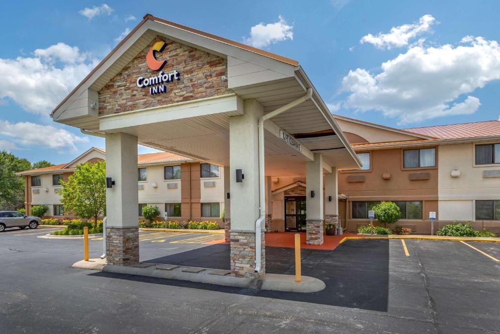 un hotel con un cartel que dice posada confort en Comfort Inn Moline - Quad Cities, en Moline