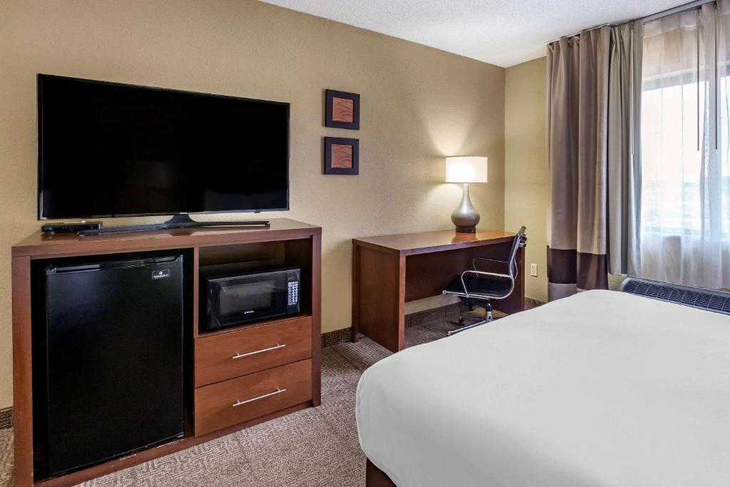 TV a/nebo společenská místnost v ubytování Comfort Inn Moline - Quad Cities