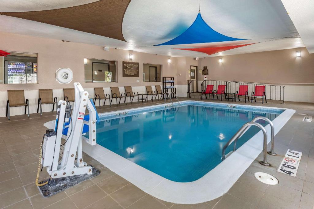 Bazén v ubytování Comfort Inn Moline - Quad Cities nebo v jeho okolí