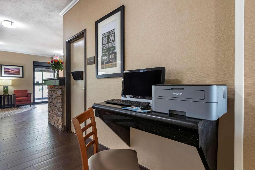 TV a/nebo společenská místnost v ubytování Comfort Inn Moline - Quad Cities