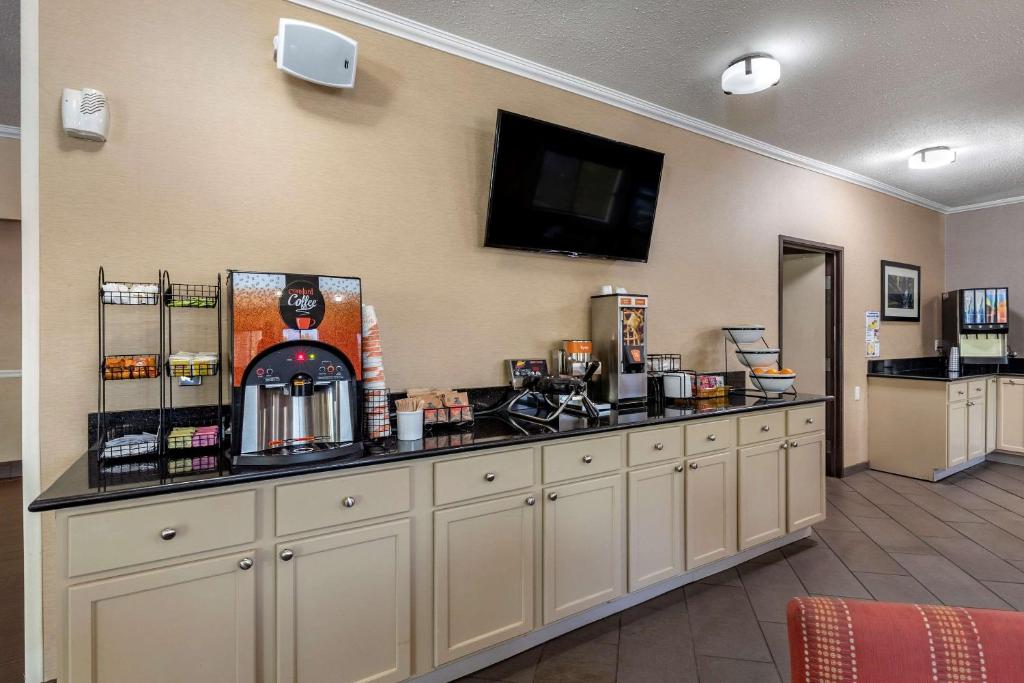 Kuchyň nebo kuchyňský kout v ubytování Comfort Inn Moline - Quad Cities