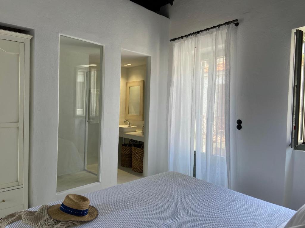 A bed or beds in a room at Raphael Skiathos Living-Venetia