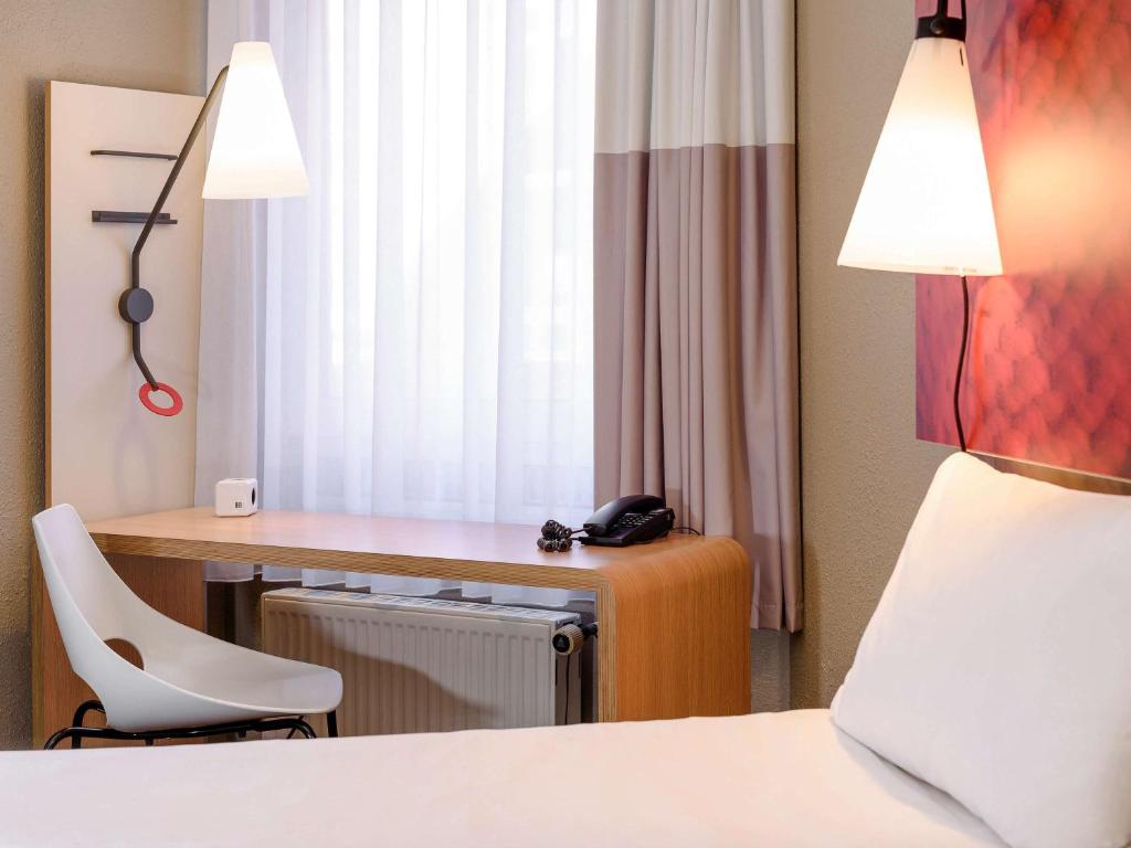 Cama ou camas em um quarto em ibis Frankfurt Centrum