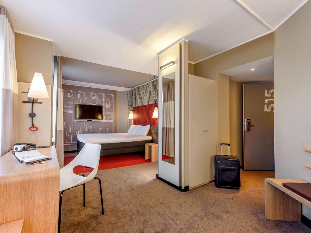 Cama ou camas em um quarto em ibis Frankfurt Centrum