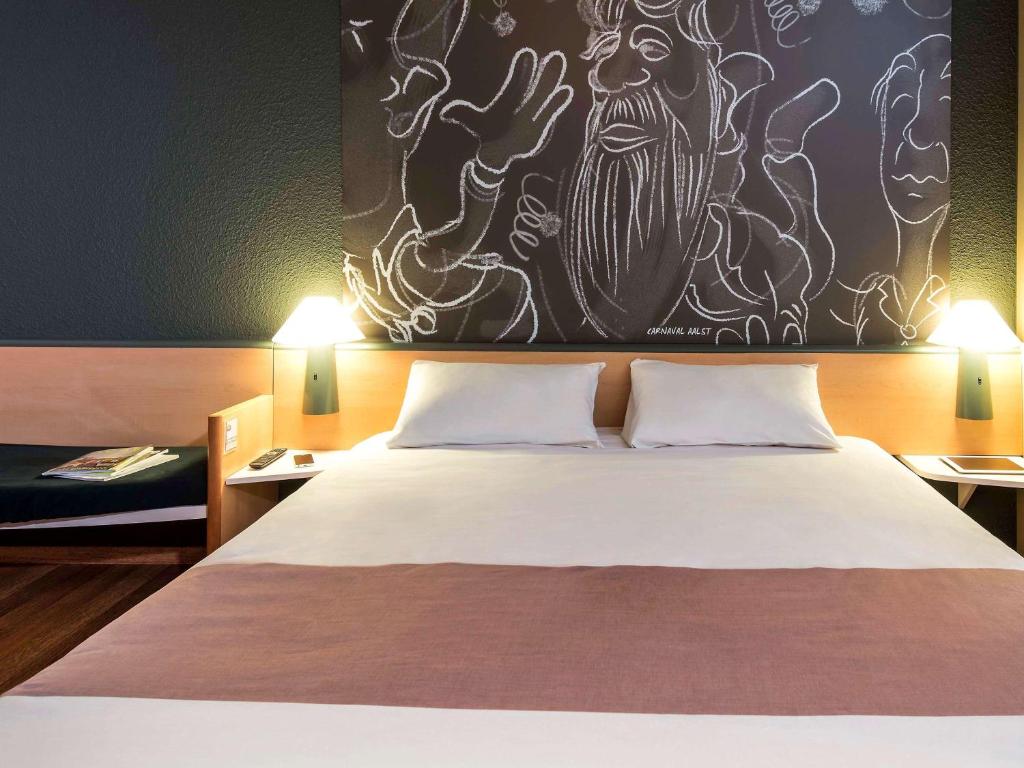 Postel nebo postele na pokoji v ubytování ibis Aalst