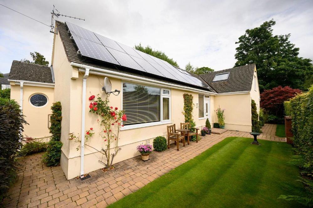 una casa con techo solar y patio en Crosthwaite Gardens, en Keswick