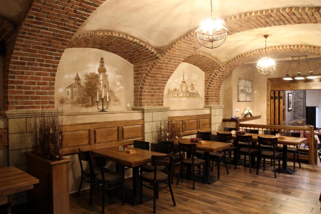 Restaurant o un lloc per menjar a Nábřežní terasy