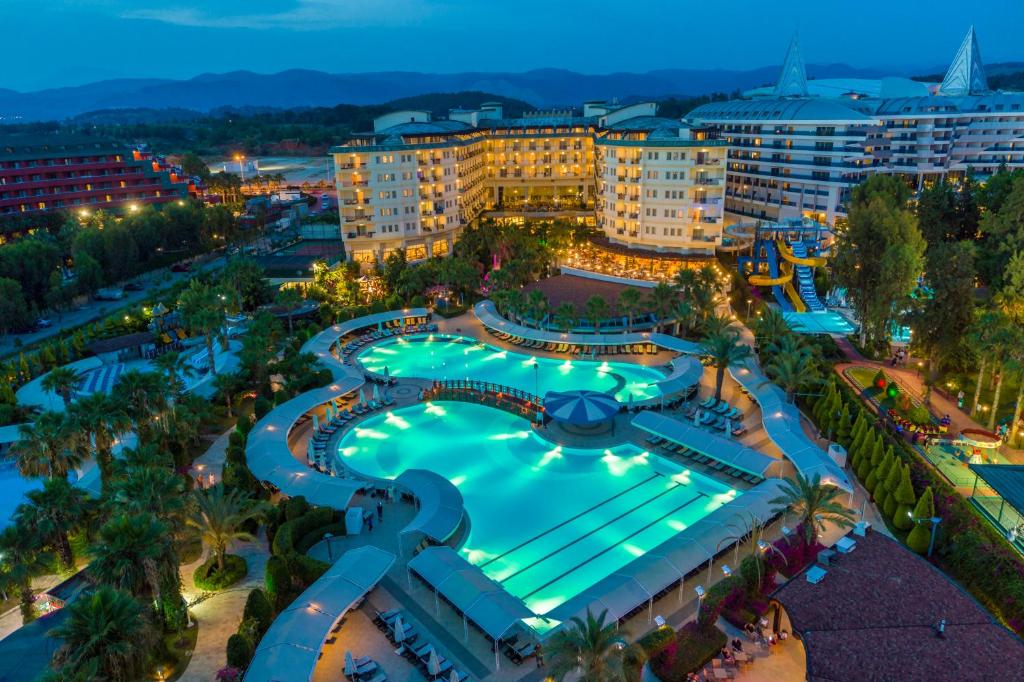 Bazén v ubytování Mukarnas Spa & Resort Hotel nebo v jeho okolí