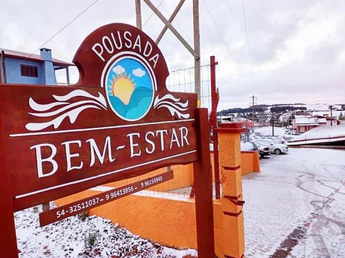 坎巴拉的住宿－Pousada Bem Estar，雪中海洋世界标志的标志