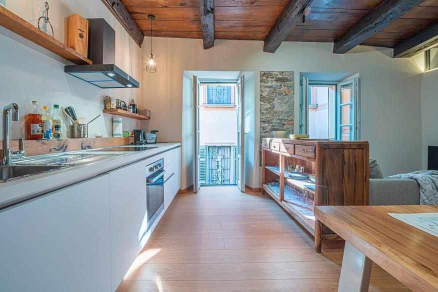 Kuchyňa alebo kuchynka v ubytovaní L Arco appartamento centro storico Orta SGiulio