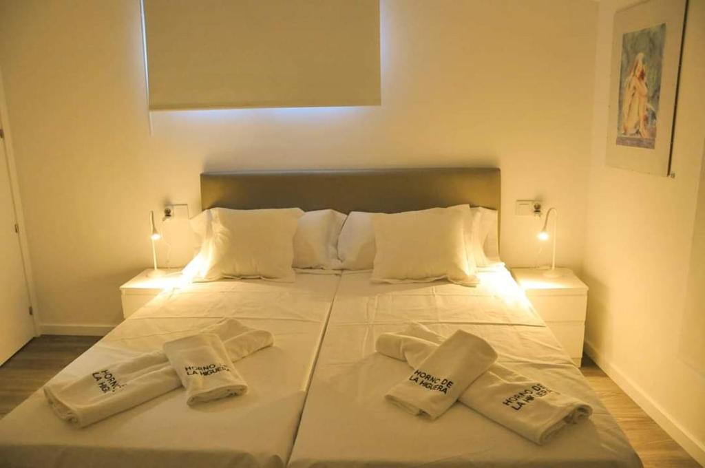 Un pat sau paturi într-o cameră la Horno de la Higuera Alojamiento