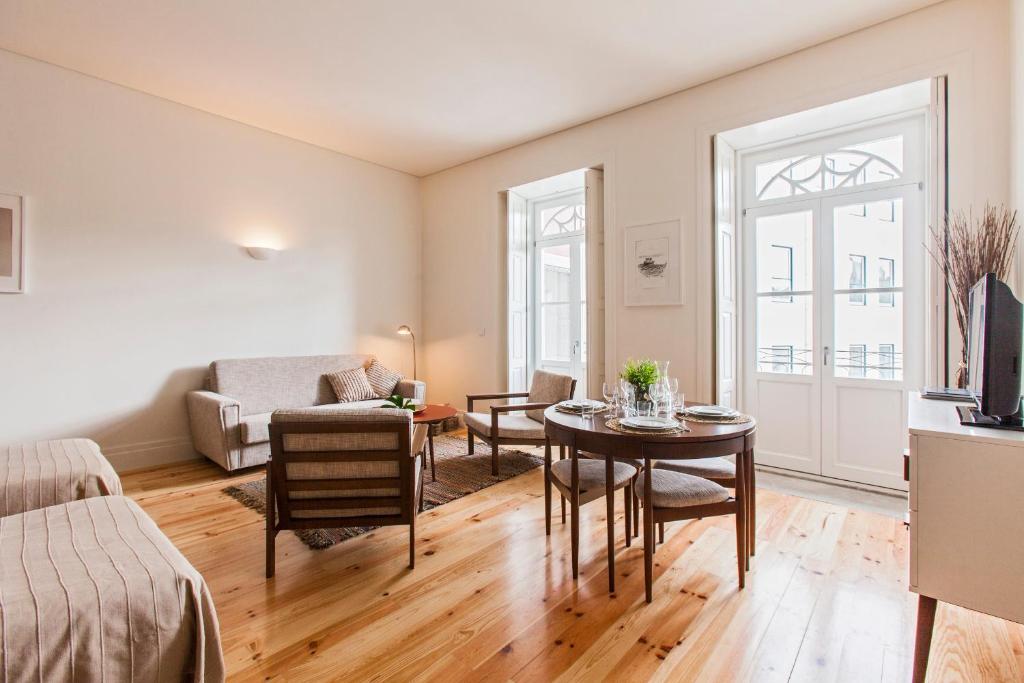 een woonkamer met een tafel en een bank bij bnapartments Loftpuzzle in Porto