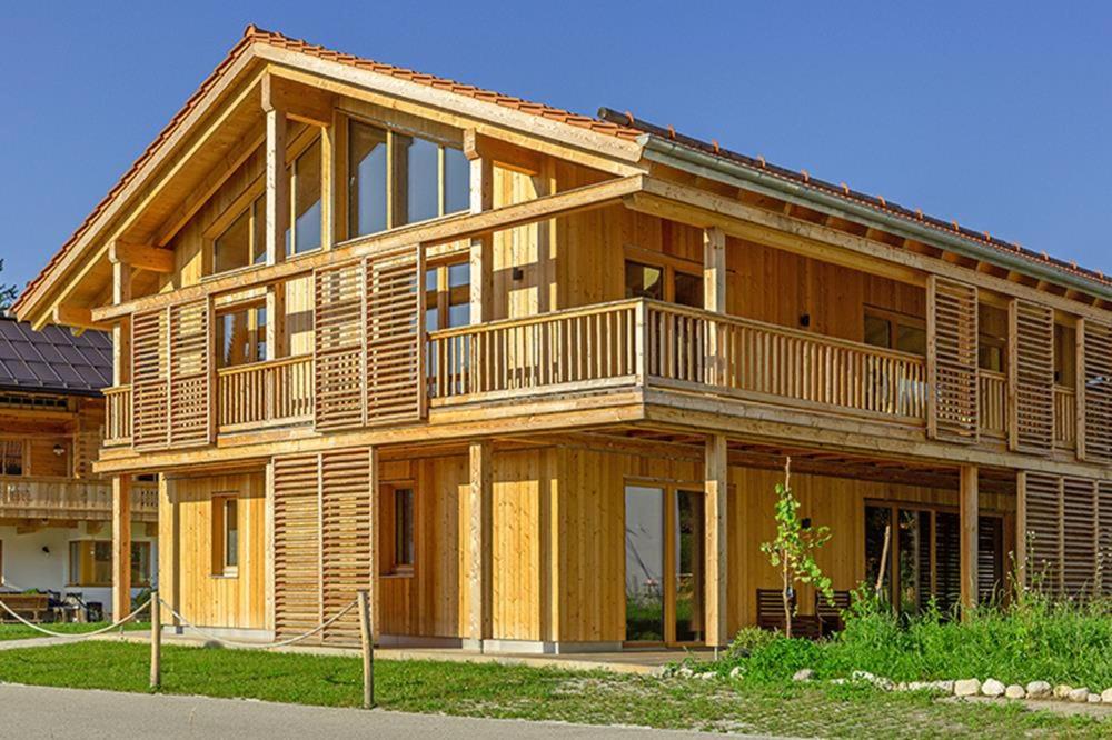 Casa de madera grande con balcón lateral en Chalet an der Lofer en Reit im Winkl