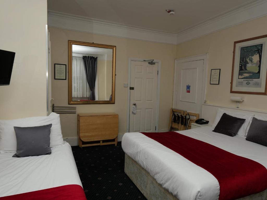 Postel nebo postele na pokoji v ubytování Arran House Hotel