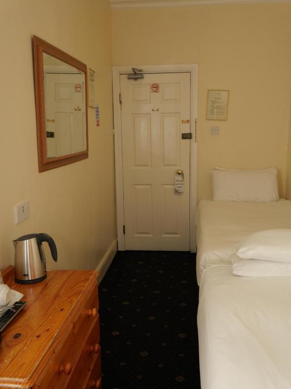 Postel nebo postele na pokoji v ubytování Arran House Hotel