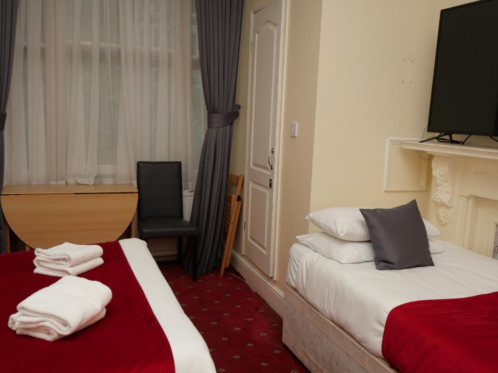 Postel nebo postele na pokoji v ubytování Arran House Hotel