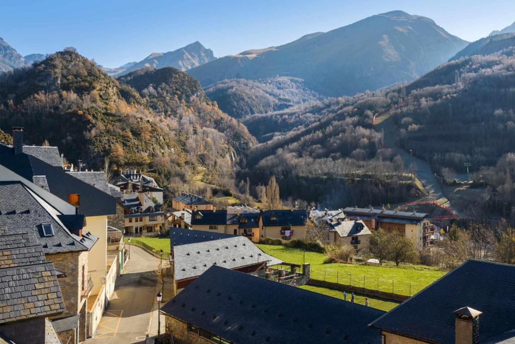 una ciudad en un valle con montañas en el fondo en Casa Santiago alojamientos rurales en Panticosa, en Panticosa