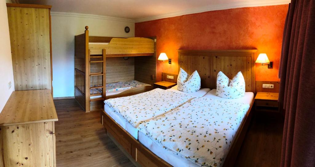 Postel nebo postele na pokoji v ubytování Greobenlehen