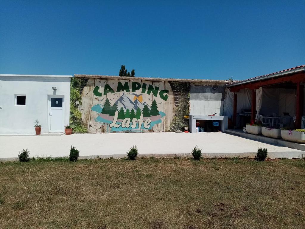 Budova, kde se kemp nachází