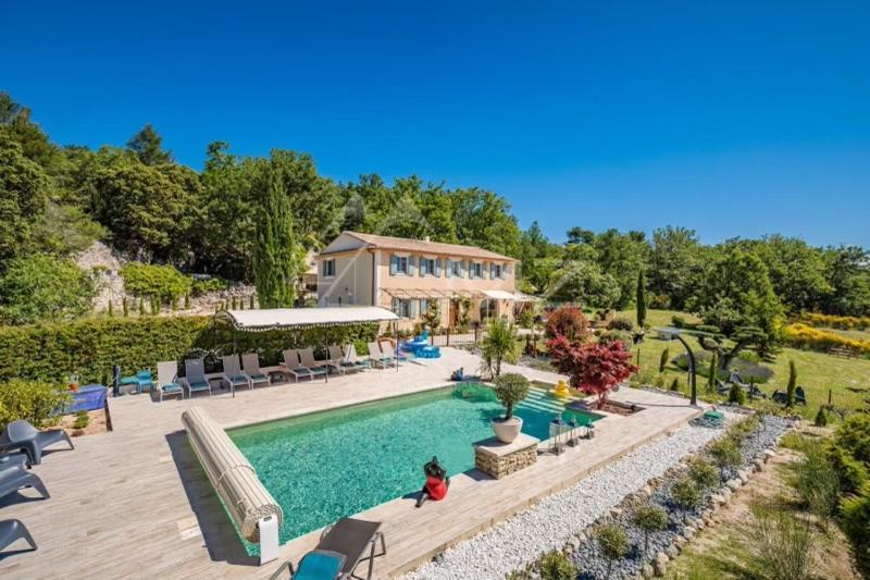 Swimmingpoolen hos eller tæt på Location bastide provencale Luberon