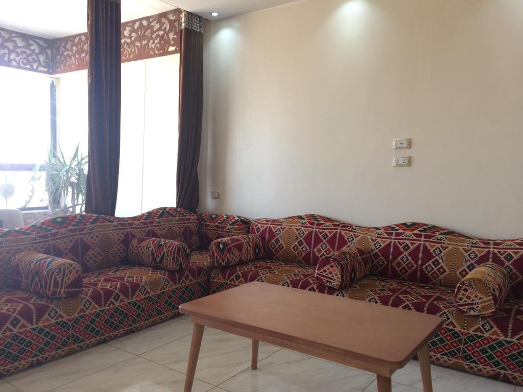 Posezení v ubytování Giza Pyramids View Guest house
