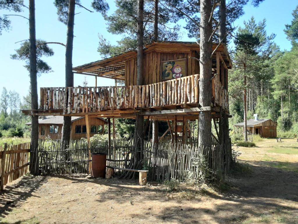 a tree house in the middle of a forest at Elulõng Camping in Venekyula