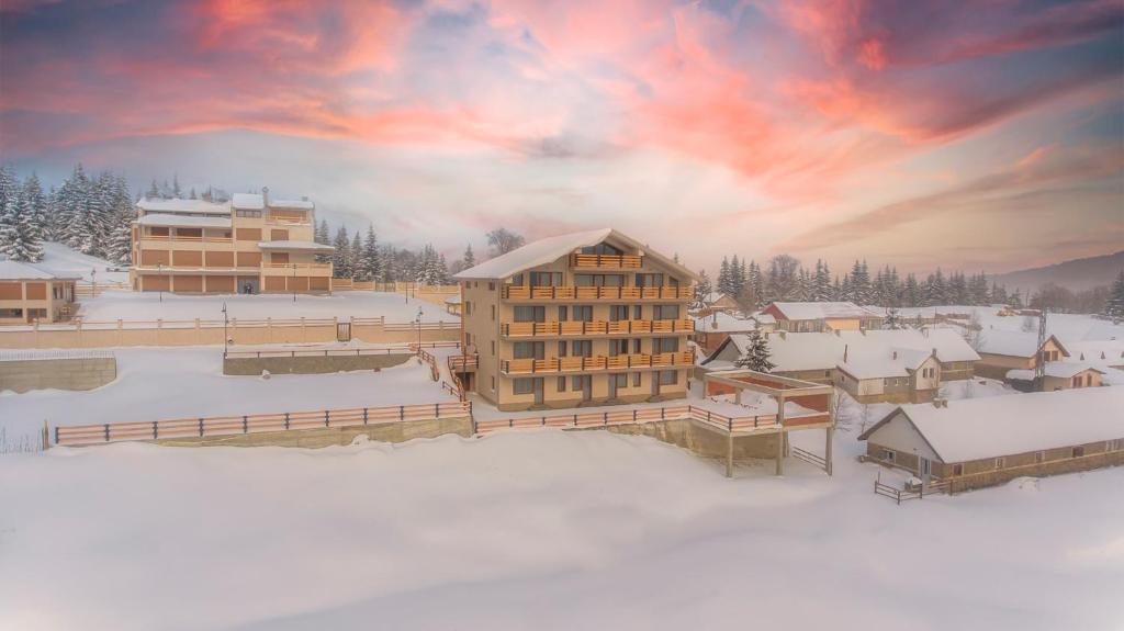 een weergave van een resort in de sneeuw bij Magnolija Resort Ponikva in Kočani