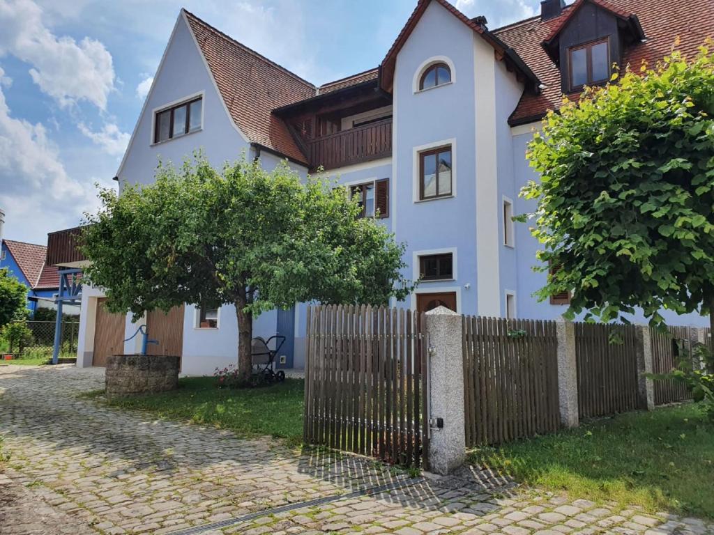 Casa blanca con valla de madera en Ferienhaus zur Altmühl en Ornbau