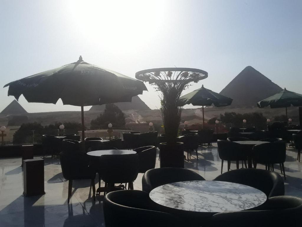 En restaurant eller et spisested på Pyramids Sun Capital