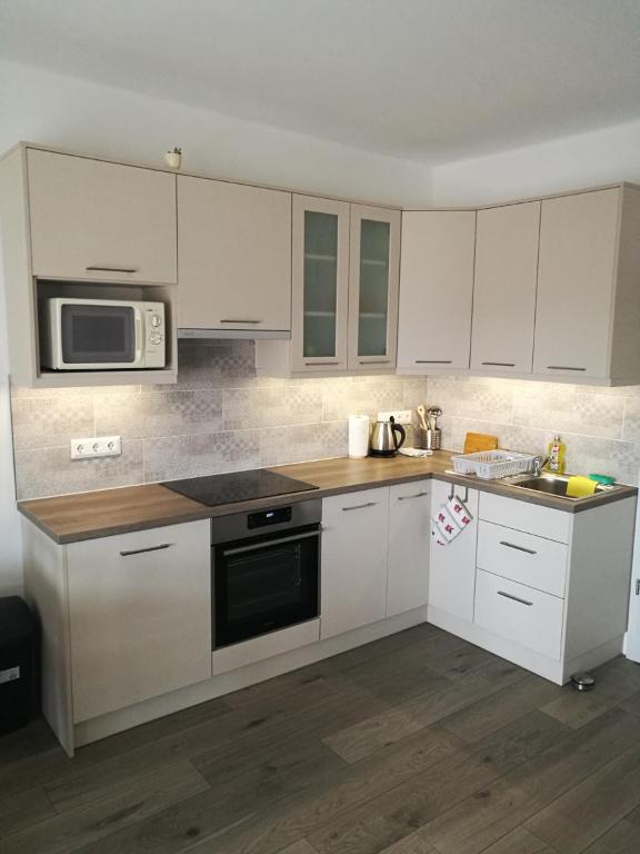 Kuchyňa alebo kuchynka v ubytovaní Éva Apartmanház 3