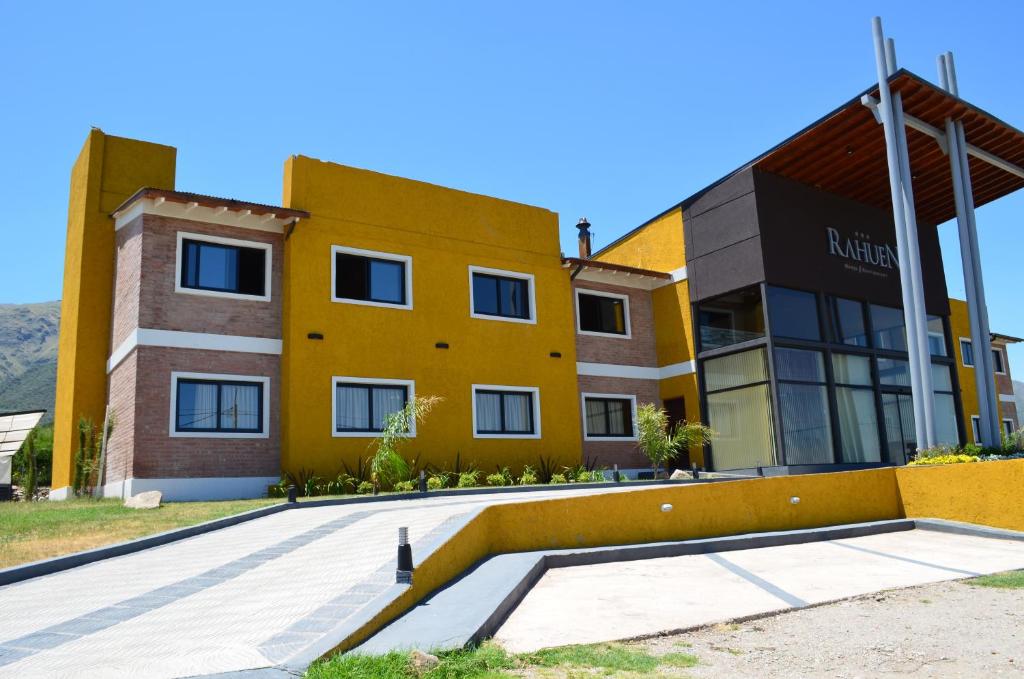 un edificio de color amarillo en Rahuen Hotel/Restaurant en Carpintería