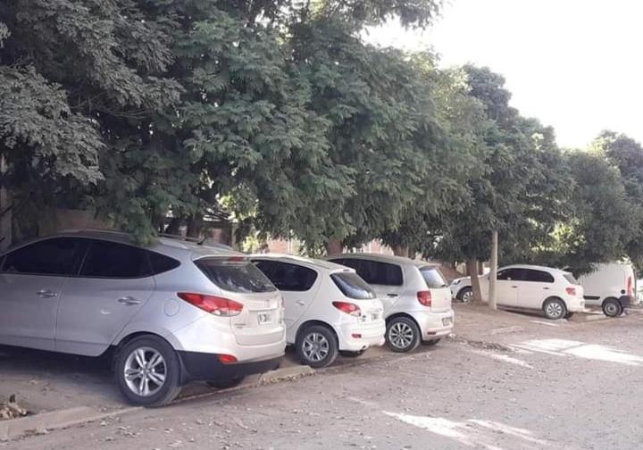 Une rangée de voitures blanches garées dans un parking dans l'établissement Rinconada 1, à Las Grutas