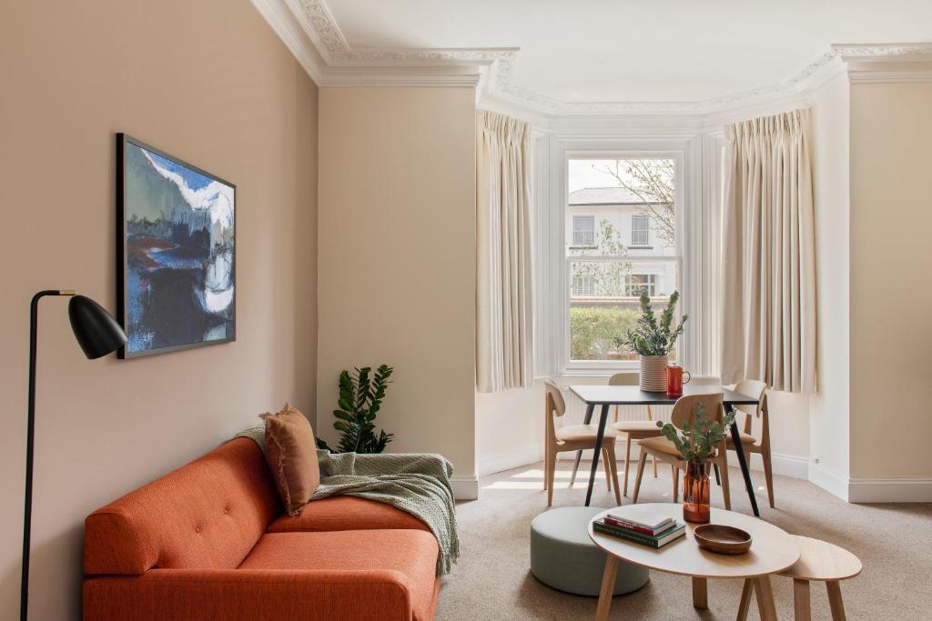 ein Wohnzimmer mit einem Sofa und einem Tisch in der Unterkunft SACO Reading Castle Crescent in Reading