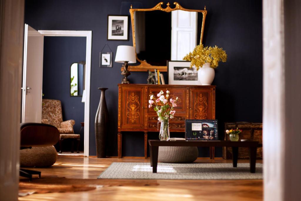 a living room with a vase of flowers on a table at Rudi és Fickó Lakosztály in Szeged