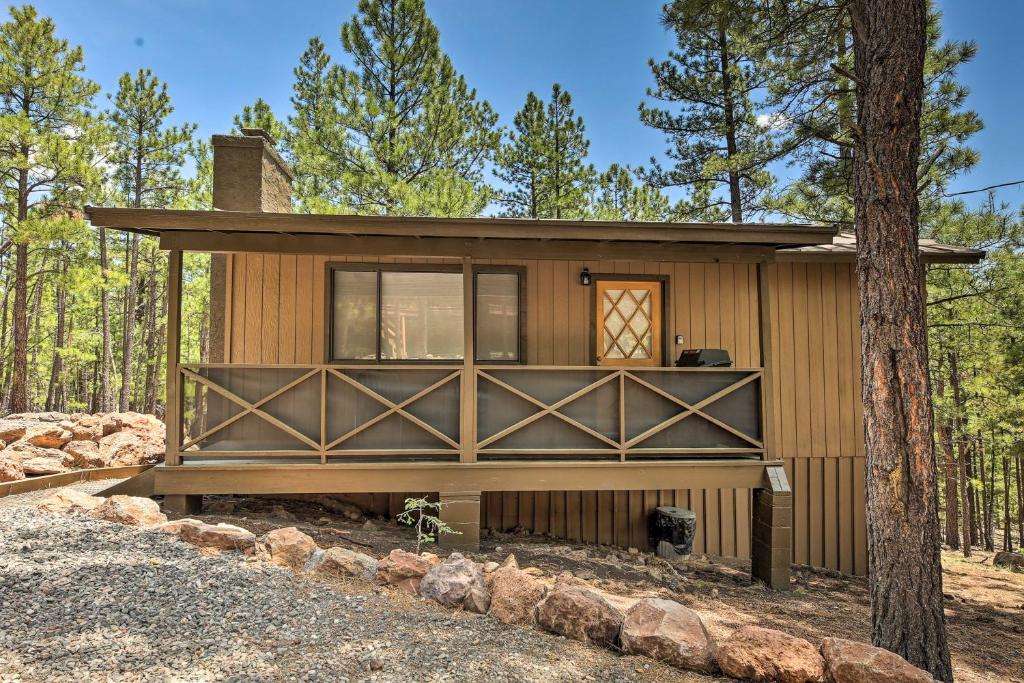 eine Hütte im Wald mit einem Baum in der Unterkunft Cozy Cabin by Colorado River Hike, Bike, Ski in Greer