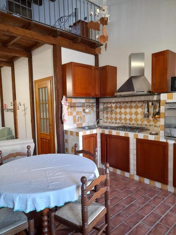 eine Küche mit einem Tisch in der Mitte in der Unterkunft Casa Sigiu - La Terrazza in Rieti