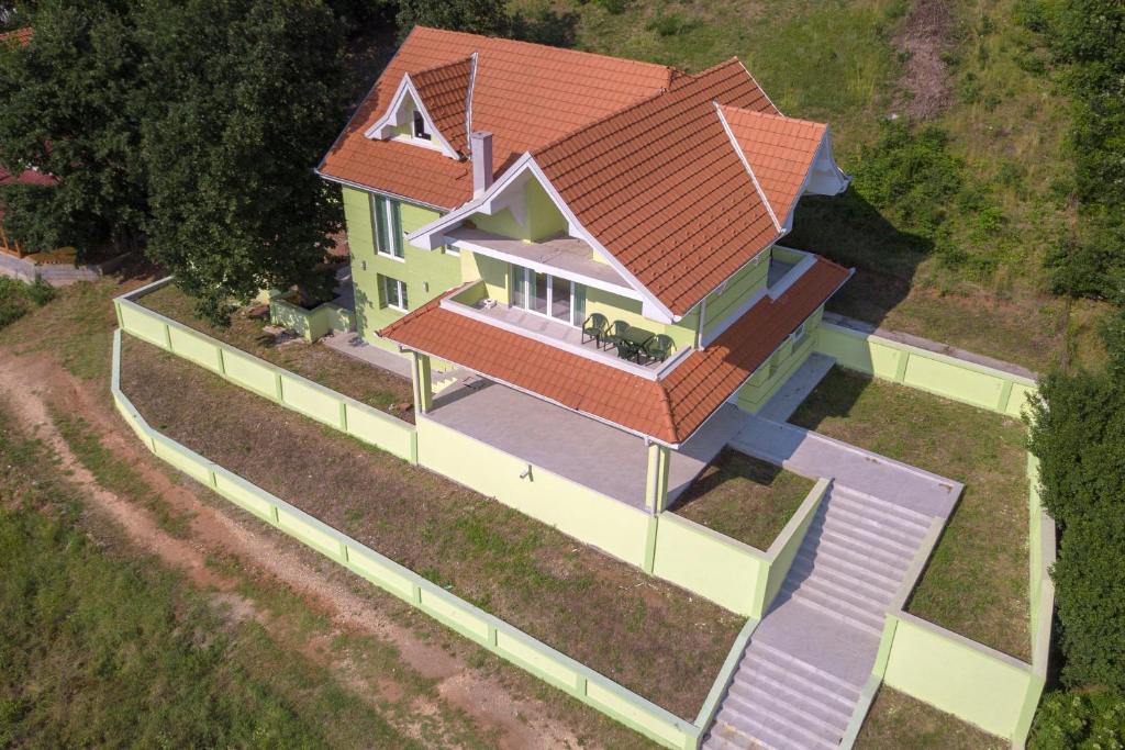 una vista aérea de una casa con techo rojo en Bovan GREEN LAKE apartments en Soko Banja