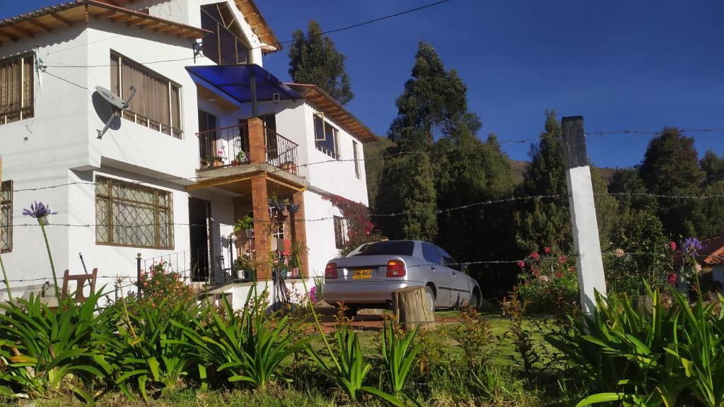 a car parked in front of a house at Hospedaje Guatavita vereda Montecillo casa S.ines in Guatavita