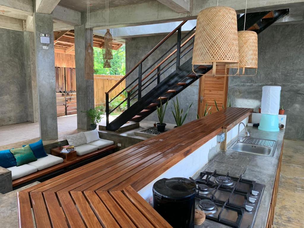 - un salon avec une cuisinière et un escalier dans l'établissement Kaha Island Stay, à Santa Monica