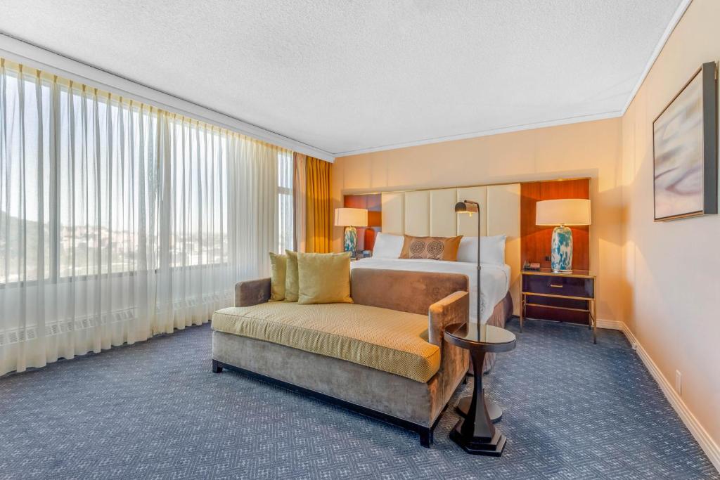 Postel nebo postele na pokoji v ubytování Omni Mont-Royal Hotel