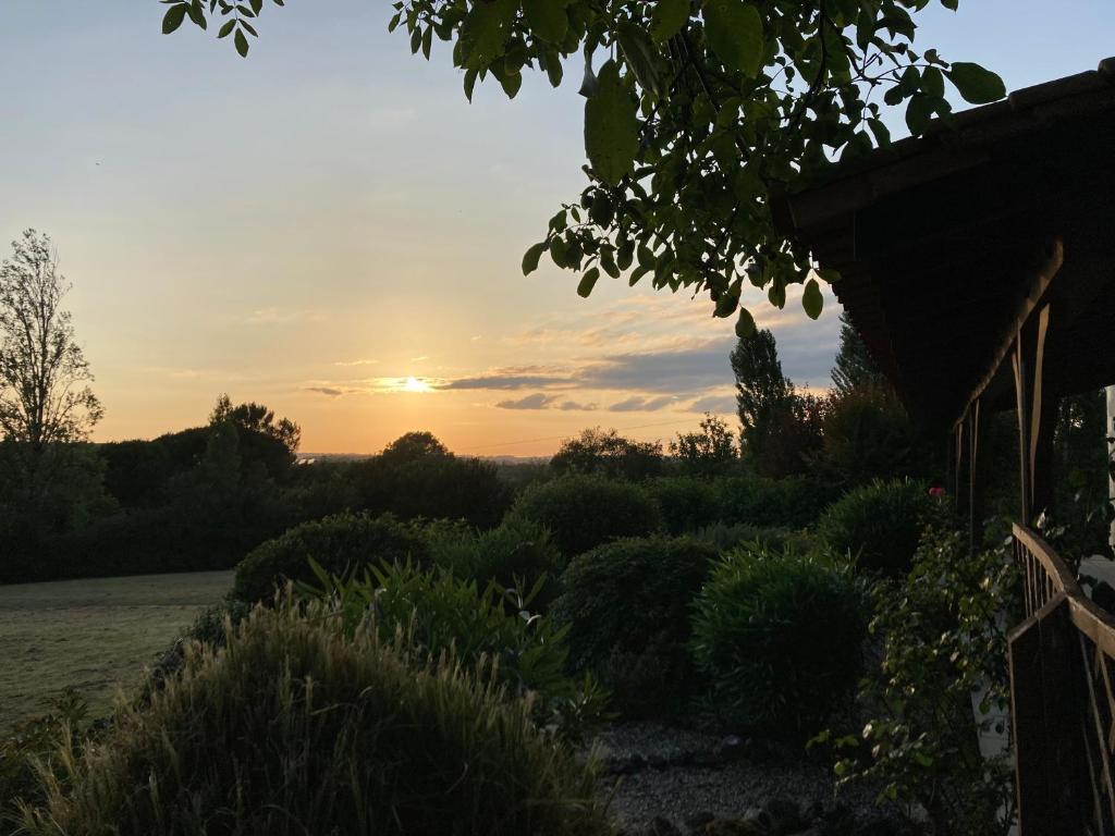 ThénacにあるRARE EXCLUSIVITE La Villa Fongrivoise Grande Piscine avec terrasse 5 chambres et salle de bain WC privatifs Patio Cheminée sans Vis à Visの家の裏庭からの夕日