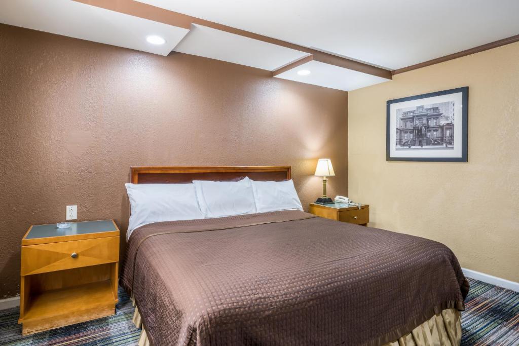 Knights Inn Trevose - Accessible King Bed Non Smoking