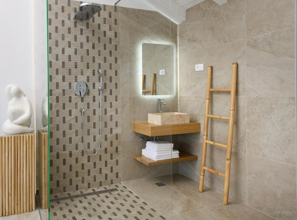 Gallery Luxury Suites & Rooms-Only Adults - 4