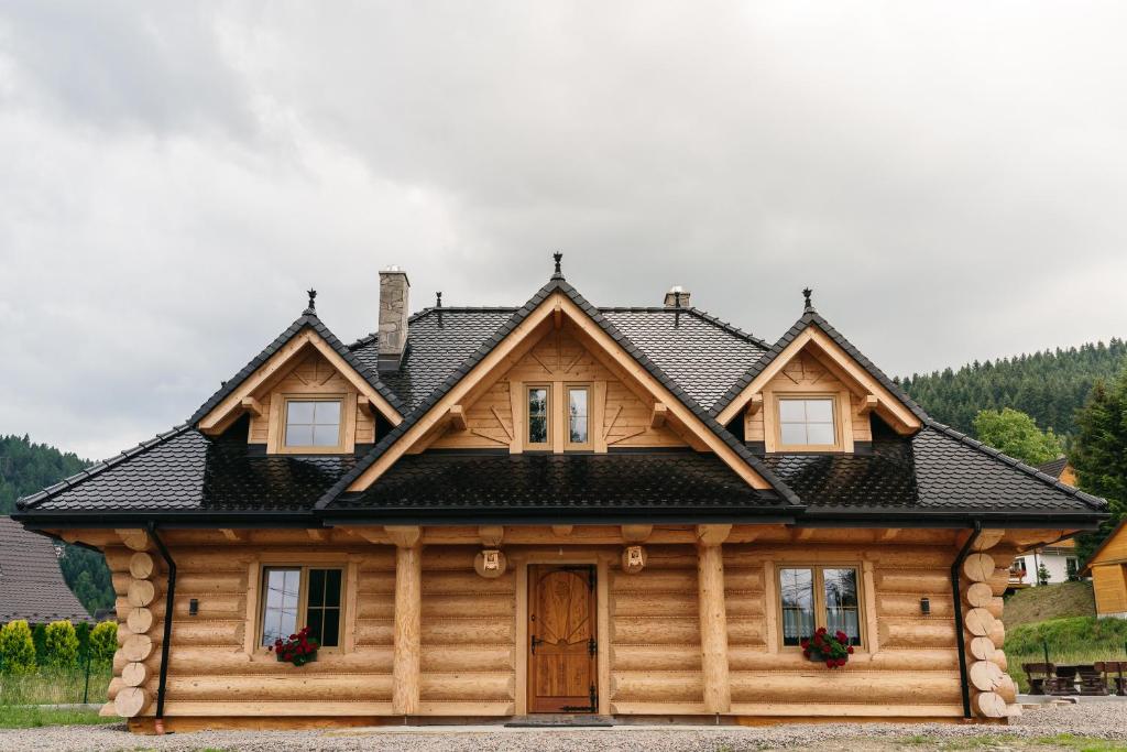 a log cabin with a black roof at NA BALI po góralsku in Poręba Wielka