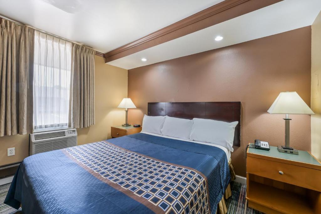 Knights Inn Trevose - Deluxe One King Bed Non Smoking