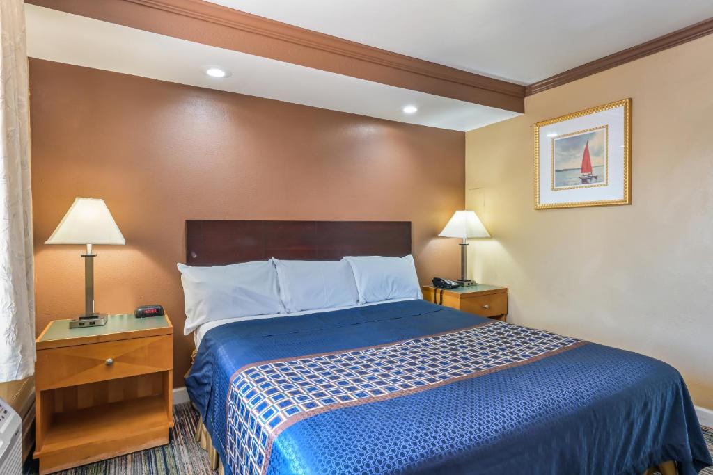 Knights Inn Trevose - Deluxe King Room - Smoking