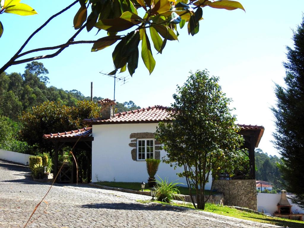 Casa blanca con techo rojo en Quinta de S. Vicente 317, en Vila Nova de Famalicão