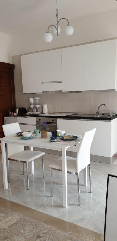 Kuchyň nebo kuchyňský kout v ubytování Grimaldi Guest Apartment