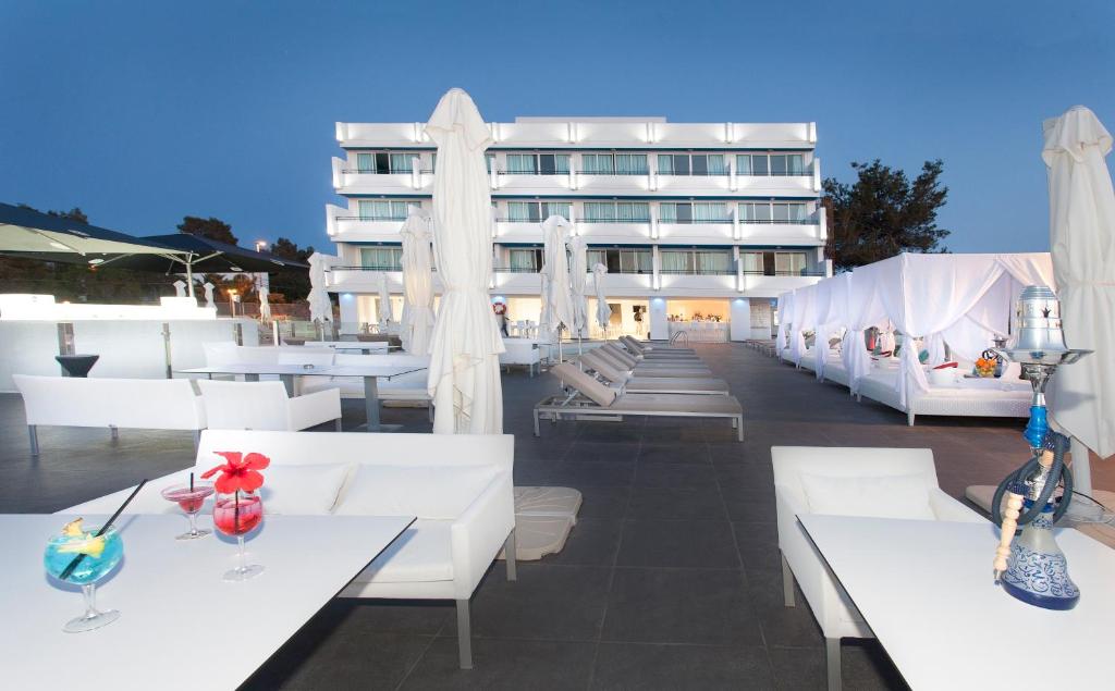 Typic Marina Playa - Adults Only, Bahia de Sant Antoni ...